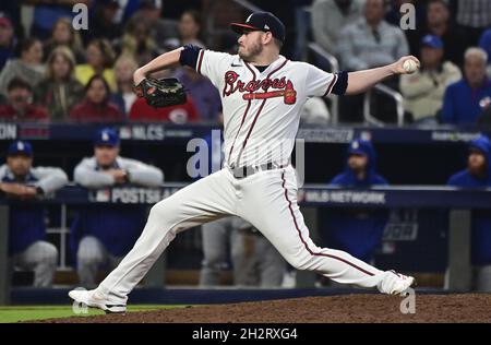 Atlanta, Usa. Oktober 2021. Atlanta Braves Reliever Tyler Matzek wirft gegen die Los Angeles Dodgers während des achten Innings in Spiel sechs der MLB NLCS im Truist Park am Samstag, 23. Oktober 2021 in Atlanta, Georgia. Die Dodgers stehen vor einem Ausscheidungsspiel hinter den Braves 3-2 in der Championship-Serie. Foto von David Tulis/UPI Credit: UPI/Alamy Live News Stockfoto