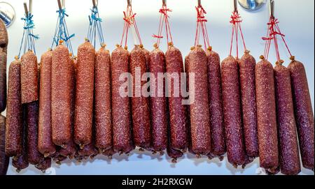 Neu Pudagla, Deutschland. Oktober 2021. Wildsalami hängt in einem Verkaufswagen der Firma Usedomer Wild auf dem Gelände des Forstamtes in Neu Pudagla in der Gemeinde Ückeritz. Wildfleisch neigt dazu, eine Nische in der deutschen Ernährung zu besetzen. Doch die Händler in Mecklenburg-Vorpommern verzeichnen eine wachsende Nachfrage. Quelle: Stefan Sauer/dpa/Alamy Live News Stockfoto