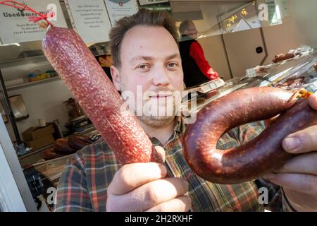 Neu Pudagla, Deutschland. Oktober 2021. Michael Fröhlich, Geschäftsführer der Firma Usedomer Wild, verkauft Wildfleisch auf dem Gelände des Forstamtes in Neu Pudagla in der Gemeinde Ückeritz. Wildfleisch neigt dazu, eine Nische in der deutschen Ernährung zu besetzen. Doch die Händler in Mecklenburg-Vorpommern verzeichnen eine wachsende Nachfrage. Quelle: Stefan Sauer/dpa/Alamy Live News Stockfoto