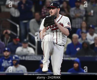 Atlanta, Usa. Oktober 2021. Atlanta Braves Reliever Tyler Matzek wirft gegen die Los Angeles Dodgers während des achten Innings in Spiel sechs der MLB NLCS im Truist Park am Samstag, 23. Oktober 2021 in Atlanta, Georgia. Die Dodgers stehen vor einem Ausscheidungsspiel hinter den Braves 3-2 in der Championship-Serie. Foto von David Tulis/UPI Credit: UPI/Alamy Live News Stockfoto