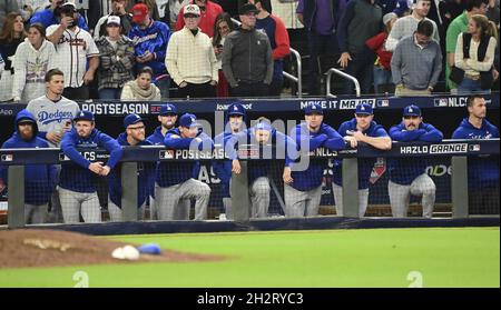 Atlanta, Usa. Oktober 2021. Los Angeles Dodgers Dugout reagiert während der Spitze des neunten gegen die Atlanta Braves in Spiel sechs des MLB NLCS im Truist Park am Samstag, 23. Oktober 2021 in Atlanta, Georgia. Die Dodgers stehen vor einem Ausscheidungsspiel hinter den Braves 3-2 in der Championship-Serie. Foto von David Tulis/UPI Credit: UPI/Alamy Live News Stockfoto