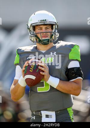 Birmingham, Alabama, USA. Oktober 2021. UAB Blazers Quarterback Dylan Hopkins (9) erwärmt sich vor einem NCAA-Fußballspiel zwischen den UAB Blazers und den Reiseulen im Protective Stadium in Birmingham, Alabama. Reis besiegte UAB 30-24. Brandon Sumrall/CSM/Alamy Live News Stockfoto