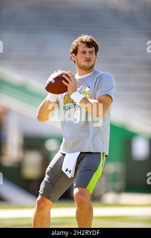 Birmingham, Alabama, USA. Oktober 2021. UAB Blazers Quarterback Dylan Hopkins (9) erwärmt sich vor einem NCAA-Fußballspiel zwischen den UAB Blazers und den Reiseulen im Protective Stadium in Birmingham, Alabama. Reis besiegte UAB 30-24. Brandon Sumrall/CSM/Alamy Live News Stockfoto