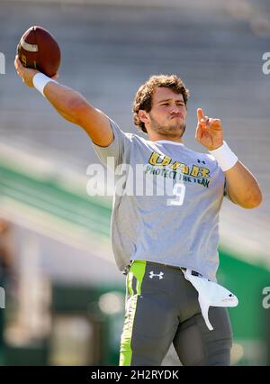 Birmingham, Alabama, USA. Oktober 2021. UAB Blazers Quarterback Dylan Hopkins (9) erwärmt sich vor einem NCAA-Fußballspiel zwischen den UAB Blazers und den Reiseulen im Protective Stadium in Birmingham, Alabama. Reis besiegte UAB 30-24. Brandon Sumrall/CSM/Alamy Live News Stockfoto