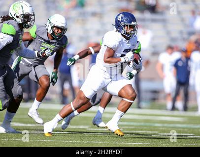 Birmingham, Alabama, USA. Oktober 2021. Reiskeulen laufen zurück Ari Broussard (30) spielt den Ball während eines NCAA-Fußballspiels zwischen den UAB Blazers und den Reiskeulen im Protective Stadium in Birmingham, Alabama. Reis besiegte UAB 30-24. Brandon Sumrall/CSM/Alamy Live News Stockfoto