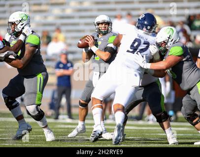 Birmingham, Alabama, USA. Oktober 2021. UAB Blazers Quarterback Dylan Hopkins (9) sucht während eines NCAA-Fußballspiels zwischen den UAB Blazers und den Reiseulen im Protective Stadium in Birmingham, Alabama, nach einem Empfänger. Reis besiegte UAB 30-24. Brandon Sumrall/CSM/Alamy Live News Stockfoto