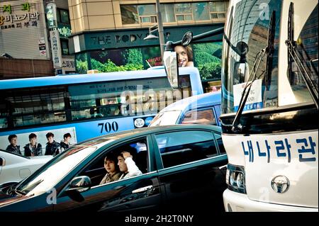 SÜDKOREA. SEOUL. TRAFIC IN DER SEJONGNO AVENUE Stockfoto