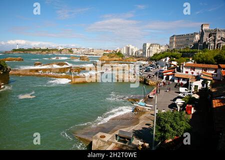 FRANKREICH, PYRENEES ATLANTIQUES (64) BASKENLAND, BIARRITZ, BLICK AUF DEN FISCHERHAFEN, CRAMPOTTES UND DIE KIRCHE STE EUGENIE Stockfoto