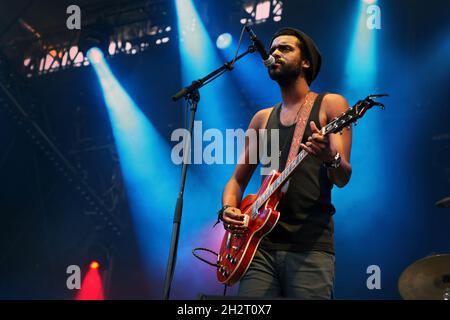 FRANKREICH. PYRENEES-ATLANTIQUES (64). GARY CLARK JUNIOR TOURTE AM 18. JULI 2013 DURCH DIE SZENE DES GROSSEN FESTIVALS IN BIARRITZ (STAGE AGUILERA) Stockfoto