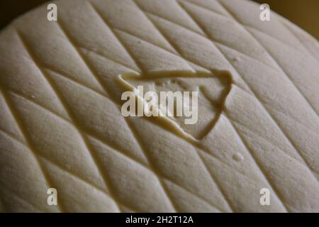 FRANKREICH, PYRENEES ATLANTIQUES (64), BASKENLAND, KÄSE VON SCHWARZKOPF-MANEX-SCHAFEN IN DEN BERGEN CAYOLAR VON JEAN-BERNARD MAITIA, SCHÄFERHUND IN URKUL Stockfoto