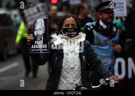 London, England, Großbritannien. Oktober 2021. Anhänger des Wikileaks-Gründers Julian Assange protestieren im Zentrum von London vor den Auslieferungsverhandlungen am 27. Und 28. Oktober. (Bild: © Tayfun Salci/ZUMA Press Wire) Stockfoto