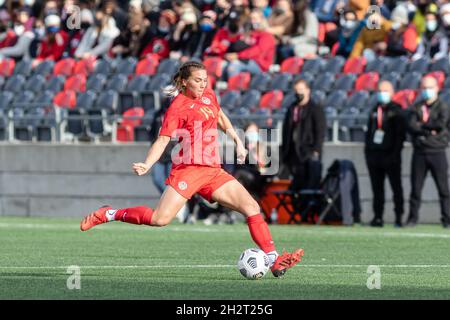 Ottawa, Kanada, 23. Oktober 2021: Vanessa Gilles vom Team Canada in Aktion während des Spiels der „Zeleregude“ gegen das Team Neuseeland auf dem TD-Platz in Ottawa, Kanada. Kanada gewann das Spiel mit 5:1. Stockfoto