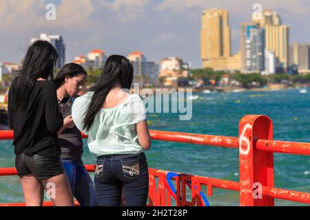 Santo Domingo, Distrito Nacional, Dominikanische Republik - 23. April 2016: Drei junge hispanische Damen stehen auf einem Pier im lateinamerikanischen Land Dominikanische Republik. Stockfoto