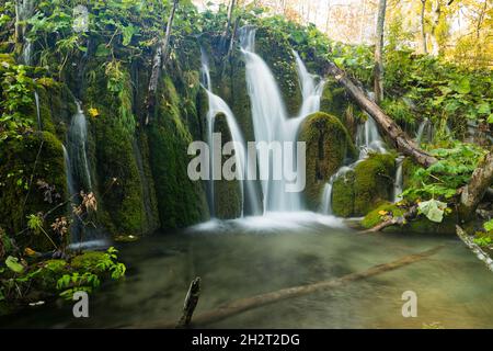 Plitvicer Seen im Nationalpark Kroatien, Herbst Stockfoto