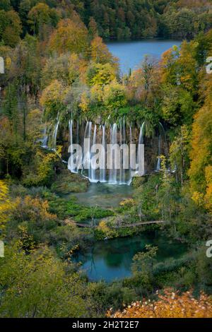 Plitvicer Seen des kroatischen Nationalparks im Herbst Stockfoto