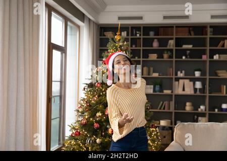 Glückliche, sorglose junge afroamerikanische Frau, die Neujahr feiert. Stockfoto