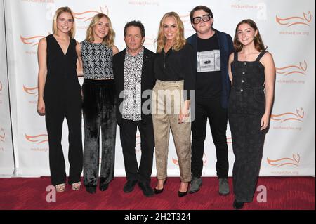 New York, USA. Oktober 2021. (L-R) Aquinnah Fox, Schuyler Fox, Michael J. Fox, Tracy Pollan, Sam Fox und Esme Fox gehen auf dem roten Teppich bei der Gala „2021 A Funny Thing Happened on the Way to Cure Parkinson's“ am 23. Oktober 2021 in New York, NY. (Foto von Anthony Behar/Sipa USA) Quelle: SIPA USA/Alamy Live News Stockfoto