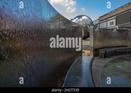 Wasserspiel auf dem Millennium Square, Bristol mit Planetarium im Hintergrund Stockfoto