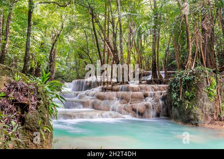 Erawan-Wasserfall in tiefem Wald bei Kanchanaburi, Thailand Stockfoto