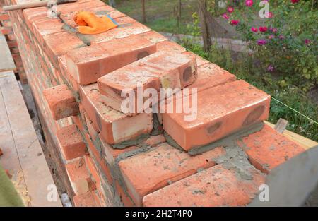 Mauerwerk, Mauerwerk. Tipps Zum Mauerwerk. Wie man eine Ziegelmauer baut. Mauerwerk Foto. Stockfoto