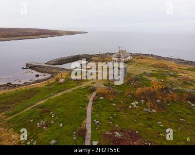 Blick auf die Einsiedelei von St. Andreas der erste genannt auf Solovki. Big Zajatsky Island. Steinhafen und Holzkirche Stockfoto