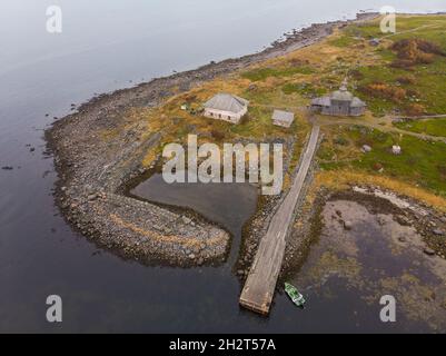 Blick auf die Einsiedelei von St. Andreas der erste genannt auf Solovki. Big Zajatsky Island. Steinhafen und Holzkirche Stockfoto