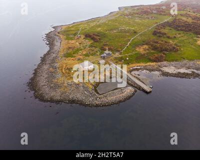 Blick auf die Einsiedelei von St. Andreas der erste genannt auf Solovki. Big Zajatsky Island. Steinhafen und Holzkirche Stockfoto