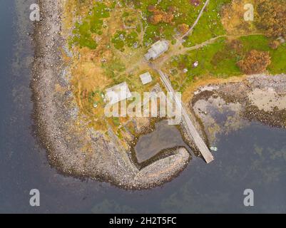 Blick auf die Einsiedelei von St. Andreas der erste genannt auf Solovki. Big Zajatsky Island. Steinhafen und Holzkirche Stockfoto