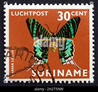 SURINAME - UM 1972: Eine in Suriname gedruckte Marke zeigt grün gebänderte urania, urania leilus, Schmetterling, um 1972 Stockfoto