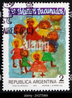 ARGENTINIEN - UM 1975: Eine in Argentinien gedruckte Marke, die der Impfkampagne für Kinder gewidmet ist, Kindergemälde, um 1975 Stockfoto