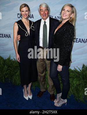 Laguna Beach, Usa. Oktober 2021. LAGUNA BEACH, ORANGE COUNTY, KALIFORNIEN, USA - 23. OKTOBER: Model/Schauspielerin Brooklyn Decker, Schauspieler Sam Waterston und Schauspielerin June Diane Raphael kommen zur 14. Jährlichen Oceana SeaChange Summer Party, die am 23. Oktober 2021 in einer Privatresidenz in Laguna Beach, Orange County, Kalifornien, USA, stattfindet. (Foto von Xavier Collin/Image Press Agency) Quelle: Image Press Agency/Alamy Live News Stockfoto