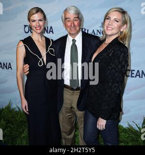 Laguna Beach, Usa. Oktober 2021. LAGUNA BEACH, ORANGE COUNTY, KALIFORNIEN, USA - 23. OKTOBER: Model/Schauspielerin Brooklyn Decker, Schauspieler Sam Waterston und Schauspielerin June Diane Raphael kommen zur 14. Jährlichen Oceana SeaChange Summer Party, die am 23. Oktober 2021 in einer Privatresidenz in Laguna Beach, Orange County, Kalifornien, USA, stattfindet. (Foto von Xavier Collin/Image Press Agency) Quelle: Image Press Agency/Alamy Live News Stockfoto