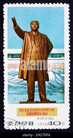 NORDKOREA - UM 1973: Eine in Nordkorea gedruckte Marke zeigt die Statue von Kim Il Sung, dem Führer Nordkoreas von 1948 bis zu seinem Tod im Jahr 1994, um 1