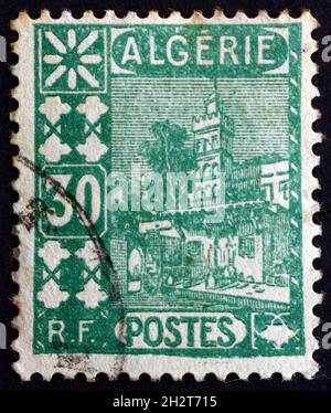 ALGERIEN - UM 1927: Eine in Algerien gedruckte Briefmarke zeigt die Moschee von Sidi Abd-er-Rahman, in der Casbah von Algier, um 1927 Stockfoto