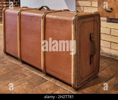 Antike große braune deutsche Reisebus Reise Holzkoffer 19th Jahrhundert. Stockfoto