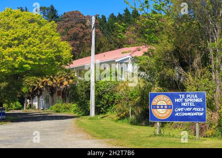 Das historische Te Puia Hot Springs Hotel in der Kleinstadt Te Puia Springs, Region Ostkap, Neuseeland. Das Hotel wurde 1918 erbaut Stockfoto