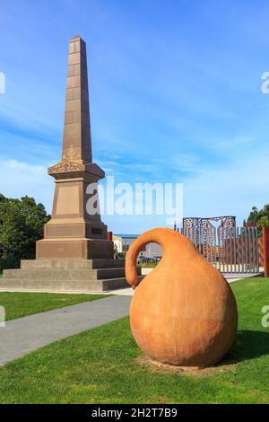 Das Cook Landing National Historic Reserve in Gisborne, Neuseeland. James Cook landete hier im Jahr 1769. Die Kürbisskulptur stellt die Maori-Landwirtschaft dar Stockfoto