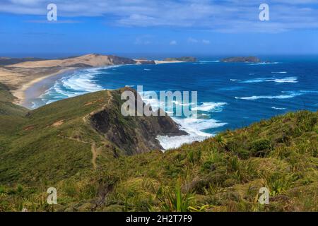 Zerklüftete Küste am Cape Reinga, Neuseeland, mit Blick auf den Te Werahi Beach und Cape Maria Van Diemen Stockfoto