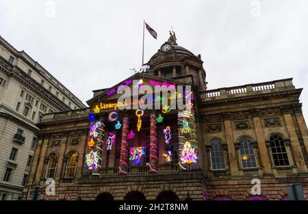 Liverpool Town Hall bei Nacht mit Straßenkunst am Fluss der Lichter Stockfoto