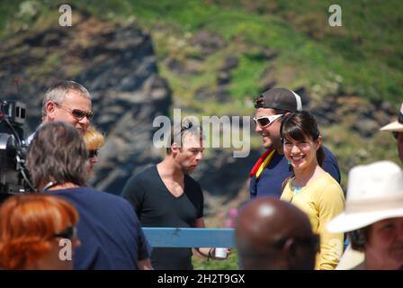 Die Schauspieler Martin Clunes, Caroline Catz und Katherine Parkinson vor Ort in Port Isaac in Cornwall drehen die Fernsehserie Doc Martin Stockfoto