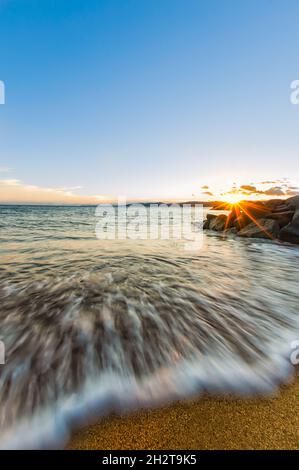 Saint Raphael PACA - Frankreich Nikon D90 - 10,5mm Fisheye - Tripod Coucher de Soleil depuis la Plage calme de Saint Raphael (Région PACA). Sonnenuntergang gesehen Stockfoto