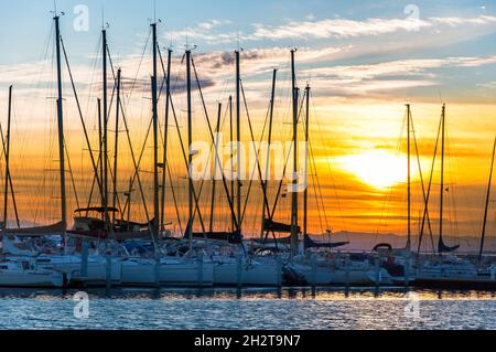 In der Laube von Port Camargue bei Sonnenuntergang in Frankreich Stockfoto