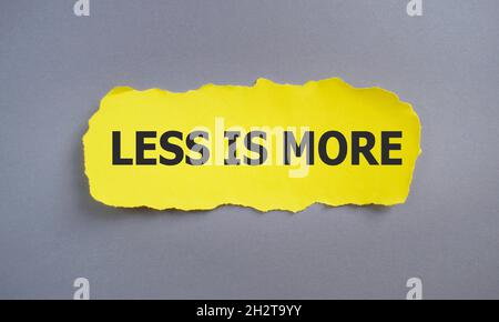 Weniger ist mehr - Effizienzkonzept - isolierter Text auf gelbem zerrissenem Papier geschrieben.Draufsicht flach liegend. Stockfoto