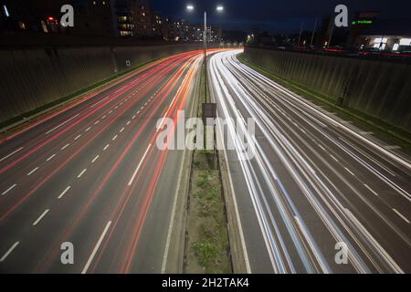 London, Großbritannien. Oktober 2021. Ein allgemeiner Blick auf das North Circular in London. Ab Oktober 25 wird die bestehende Ultra Low Emission Zone (ULEZ) im Zentrum Londons auf die North Circular Road (A406) und die South Circular Road (A205) ausgeweitet. Foto: Marcin Nowak/Alamy Live News Stockfoto