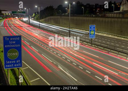 London, Großbritannien. Oktober 2021. Ein allgemeiner Blick auf das North Circular in London. Ab Oktober 25 wird die bestehende Ultra Low Emission Zone (ULEZ) im Zentrum Londons auf die North Circular Road (A406) und die South Circular Road (A205) ausgeweitet. Foto: Marcin Nowak/Alamy Live News Stockfoto