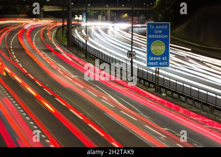 London, Großbritannien. Oktober 2021. Ein allgemeiner Blick auf das North Circular in London. Ab Oktober 25 wird die bestehende Ultra Low Emission Zone (ULEZ) im Zentrum Londons auf die North Circular Road (A406) und die South Circular Road (A205) ausgeweitet. Foto: Marcin Nowak/Alamy Live News Stockfoto