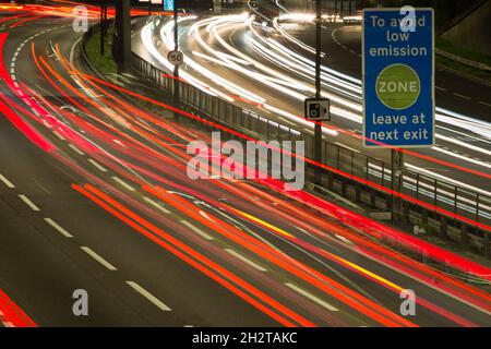 London, Großbritannien. Oktober 2021. Ein allgemeiner Blick auf das North Circular in London. Ab Oktober 25 wird die bestehende Ultra Low Emission Zone (ULEZ) im Zentrum Londons auf die North Circular Road (A406) und die South Circular Road (A205) ausgeweitet. Foto: Marcin Nowak/Alamy Live News Stockfoto