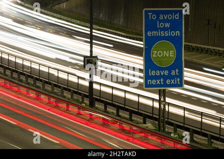 London, Großbritannien. Oktober 2021. Ein allgemeiner Blick auf das North Circular in London. Ab Oktober 25 wird die bestehende Ultra Low Emission Zone (ULEZ) im Zentrum Londons auf die North Circular Road (A406) und die South Circular Road (A205) ausgeweitet. Foto: Marcin Nowak/Alamy Live News Stockfoto