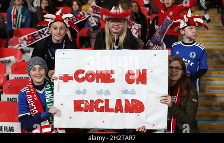 London, England, 23. Oktober 2021. England-Fans während des FIFA-Weltmeisterschaft der Frauen 2023 im Wembley-Stadion, London. Bildnachweis sollte lauten: Paul Terry / Sportimage Stockfoto