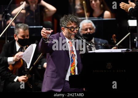 Buenos Aires, Argentinien. Oktober 2021. Fito Paez tritt während des Konzerts auf.am 70. Geburtstag wurde der argentinische Musiker Charly García mit einer Show von Fito Páez im Colón Theater geehrt. Kredit: SOPA Images Limited/Alamy Live Nachrichten Stockfoto